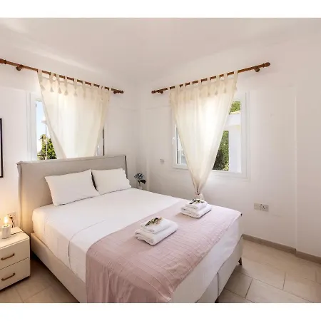 Apollon Seaside Villa *